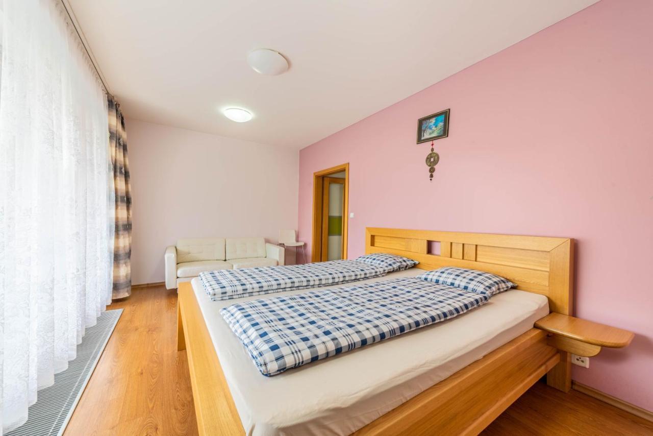 Krasne Ubytovani S Balkonem Apartment