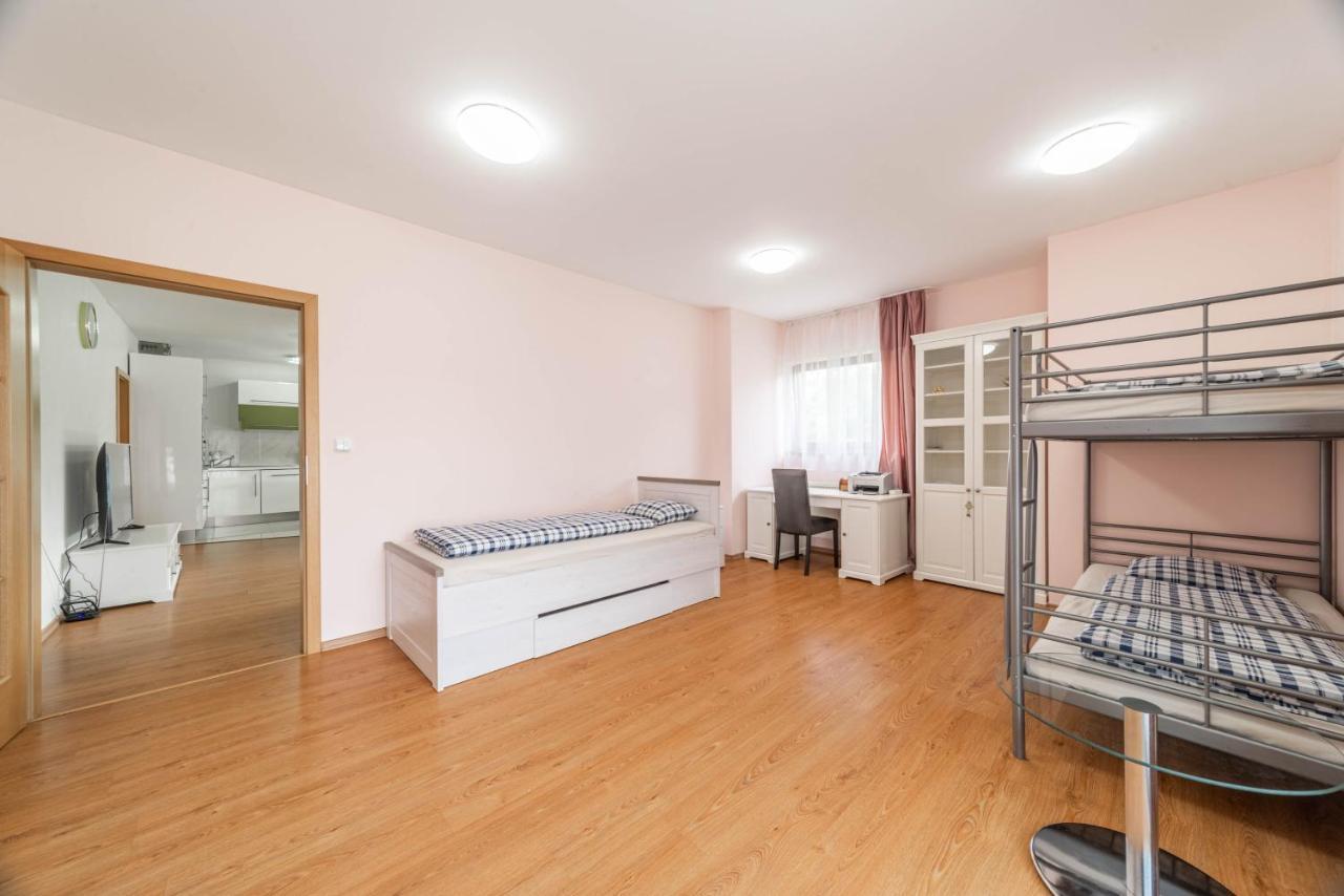 Krasne Ubytovani S Balkonem Apartment